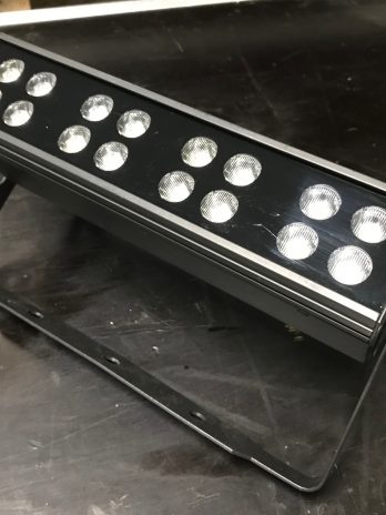 Projecteur SHOWTEC – POWERline 16 RGB ( occasion )